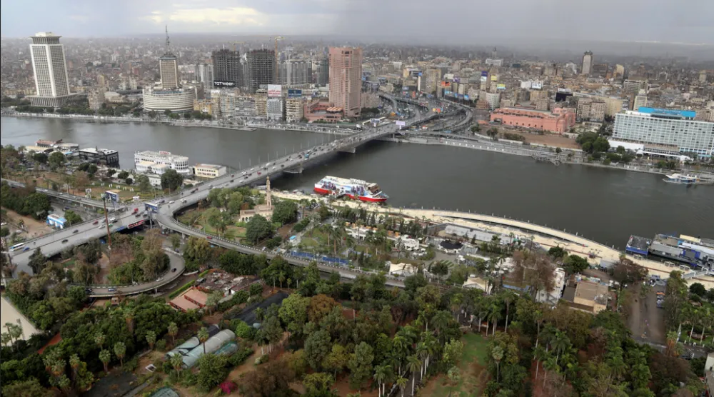 منظر عام للمباني والأهرامات الكبرى في القاهرة (رويترز)