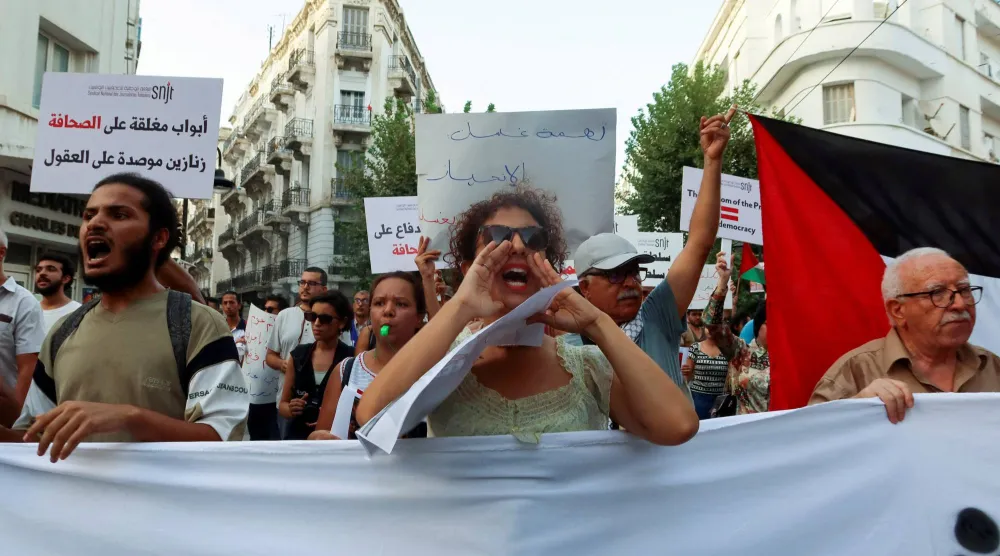 من مظاهرة سابقة نظَّمها صحافيون وسط العاصمة للتنديد بما سموه «التضييق على وسائل الإعلام» (رويترز) 