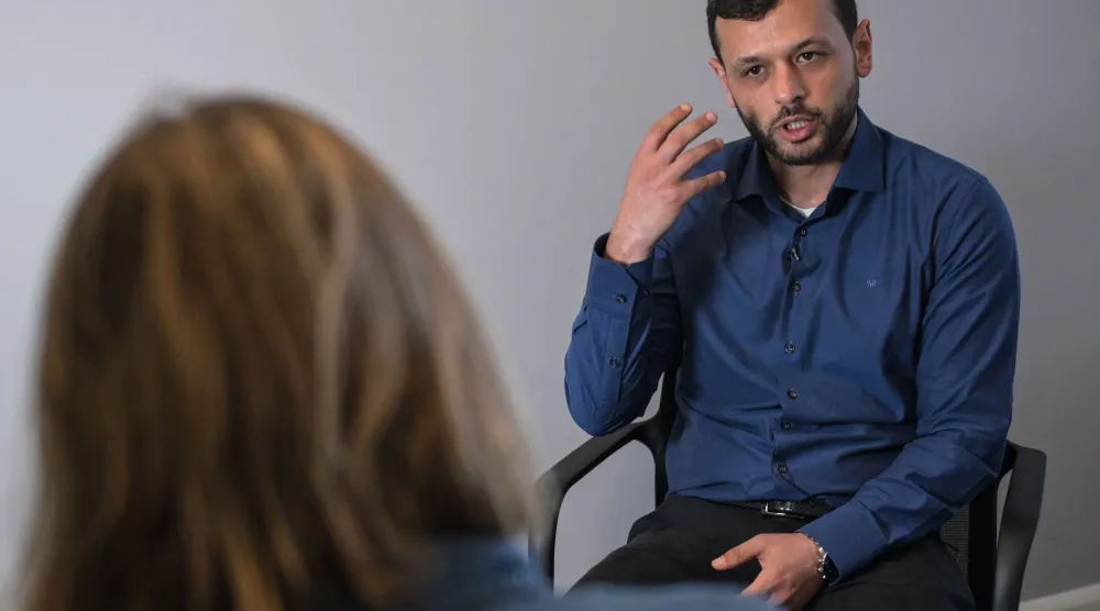 عرب البرغوثي نجل القيادي الفلسطيني مروان البرغوثي خلال مقابلة مع «وكالة الصحافة الفرنسية» (أ.ف.ب)