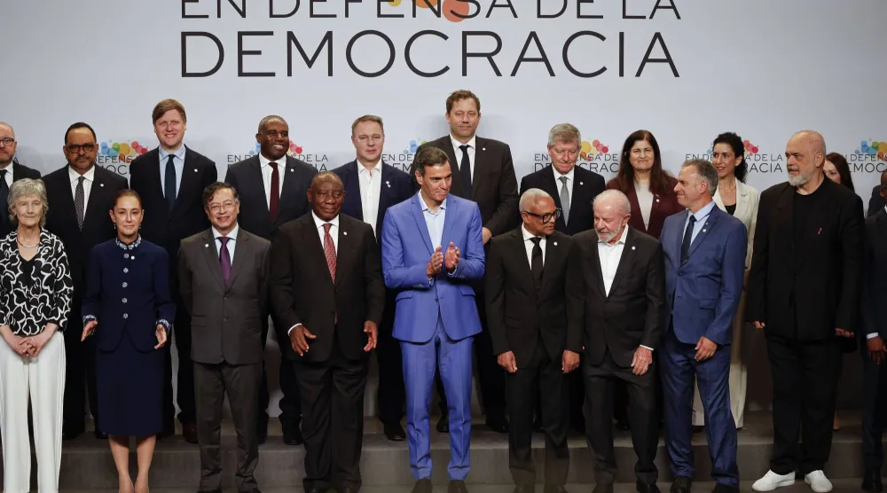 الزعماء في قمة «الدفاع عن الديمقراطية» (إ.ب.أ)