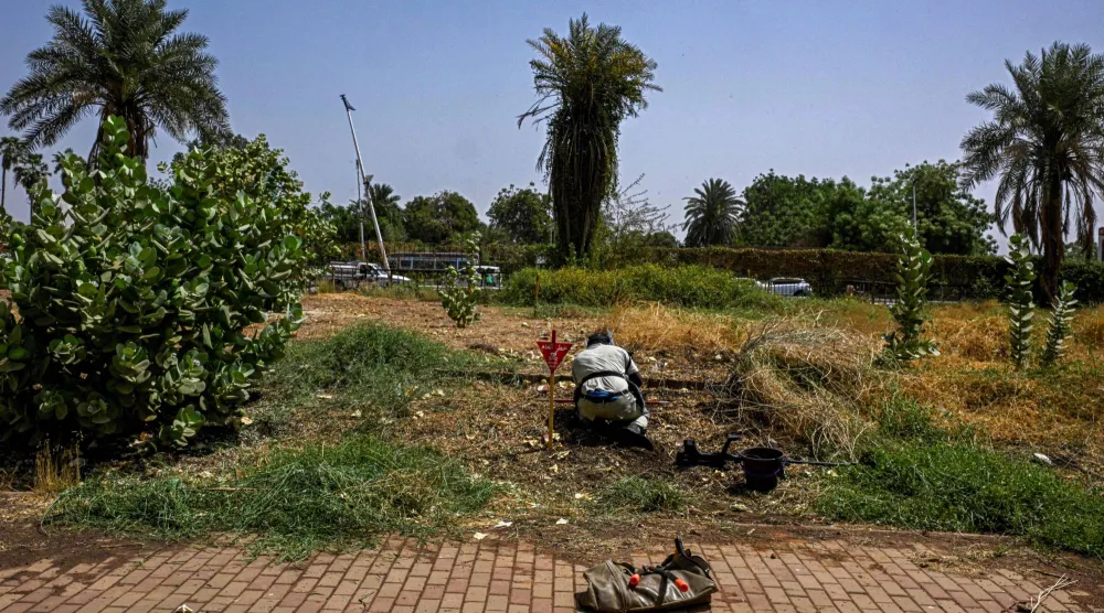 طواقم إزالة الألغام تمشط العاصمة السودانية (أ.ف.ب)