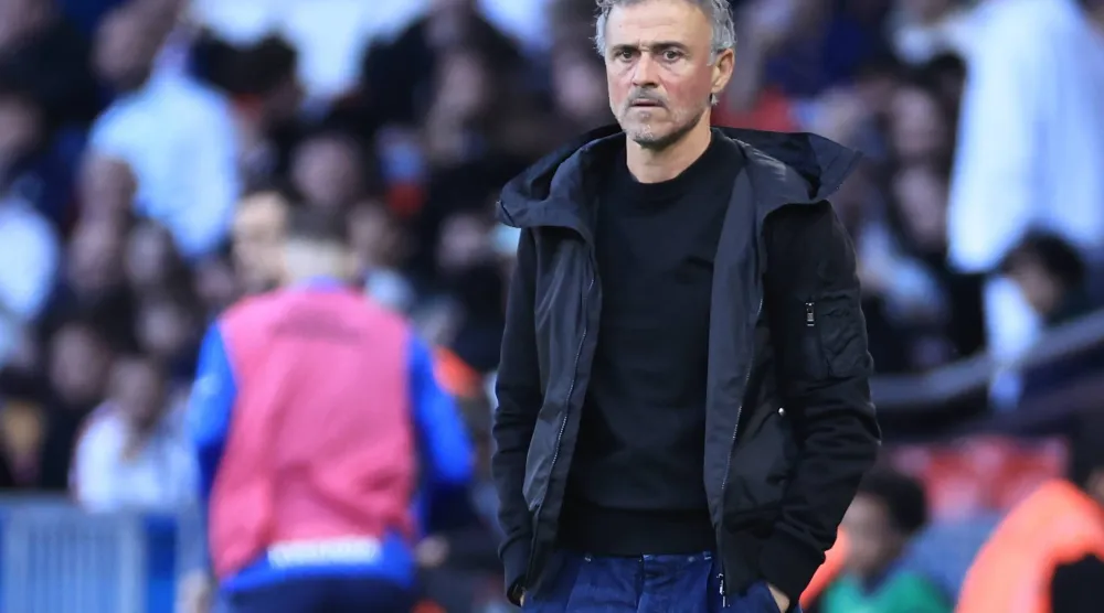 الإسباني لويس إنريكي مدرب باريس سان جيرمان (إ.ب.أ)