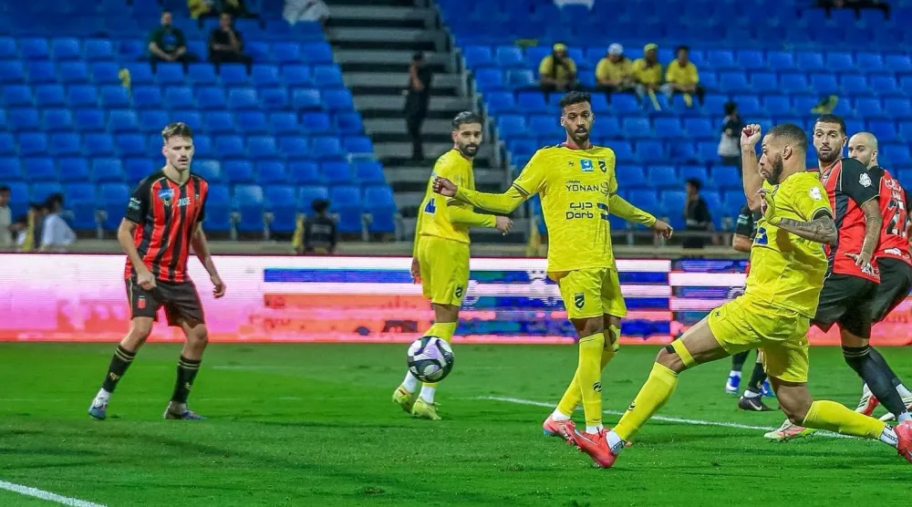 روسير لحظة تسجيله الهدف الأول للحزم (موقع نادي الحزم)