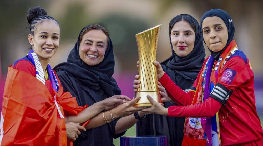 لمياء بن بهيان وعالية الرشيد لحظة تتويج سيدات الترجي باللقب (الشرق الأوسط)