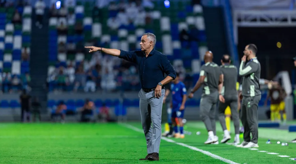 غوميز يوجه لاعبيه خلال المباراة (تصوير: عيسى الدبيسي)