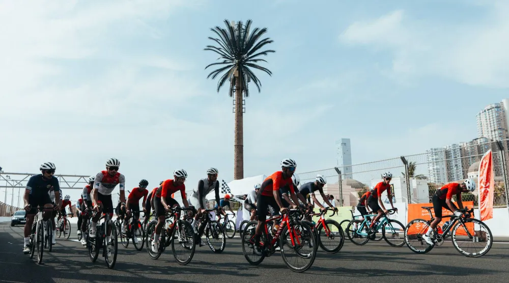 الدراجون لحظة انطلاق السباق (الاتحاد السعودي للدراجات)