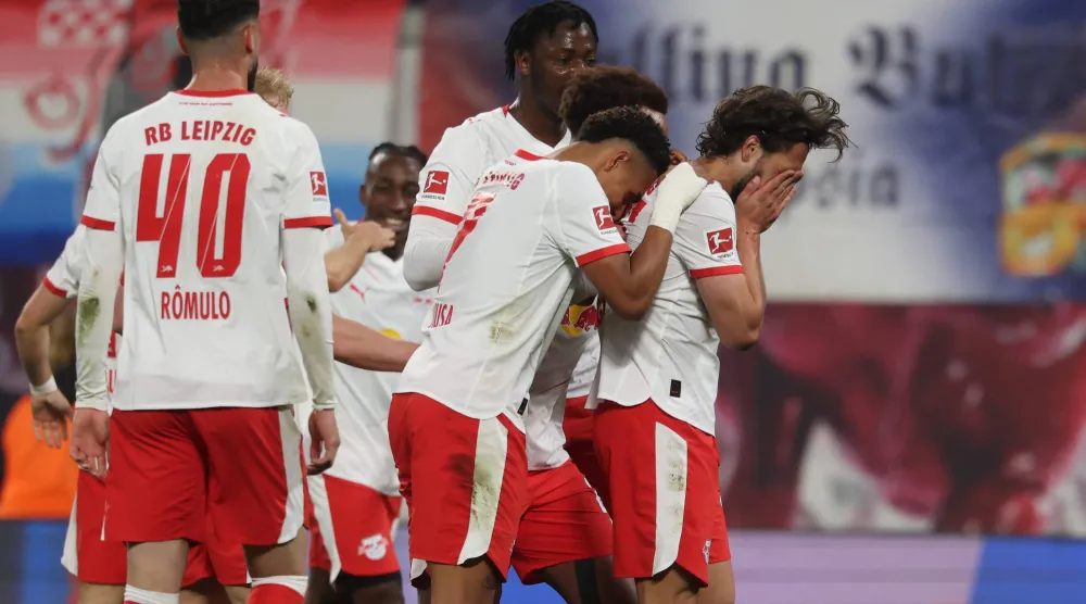 لاعبو لايبزيغ يحتفلون بالهدف الثالث (د.ب.أ)