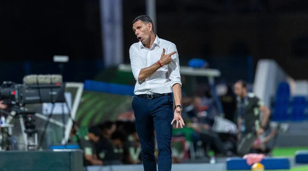 غوستافو مدرب الخليج الجديد يتفاعل مع أحداث المباراة (تصوير: عيسى الدبيسي)