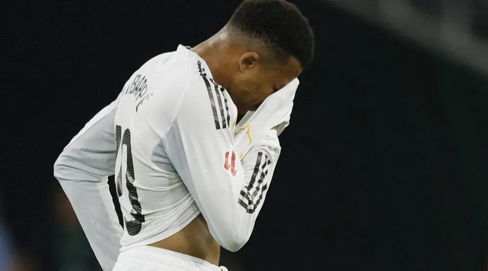 مبابي لم يستطع إكمال المباراة (رويترز)