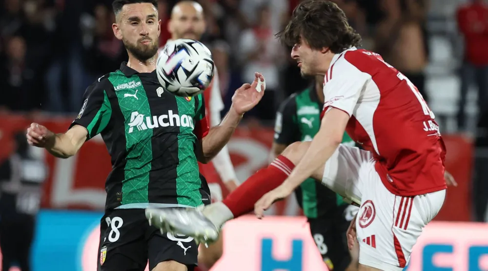 من مباراة لنس بريست في الدوري الفرنسي (إ.ب.أ)