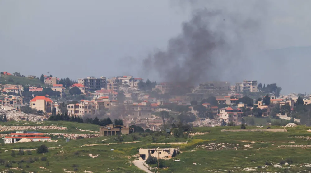 دخان يتصاعد من إحدى بلدات جنوب لبنان جراء تفجيرات إسرائيلية (رويترز)