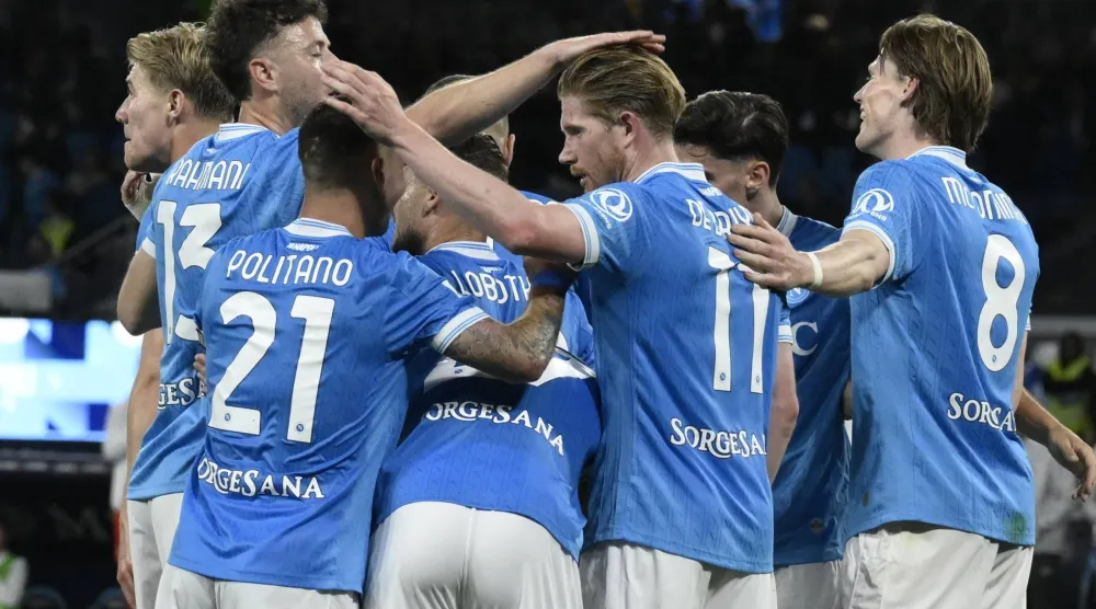 لاعبو نابولي يحتفلون بأحد أهدافهم في المباراة (إ.ب.أ)
