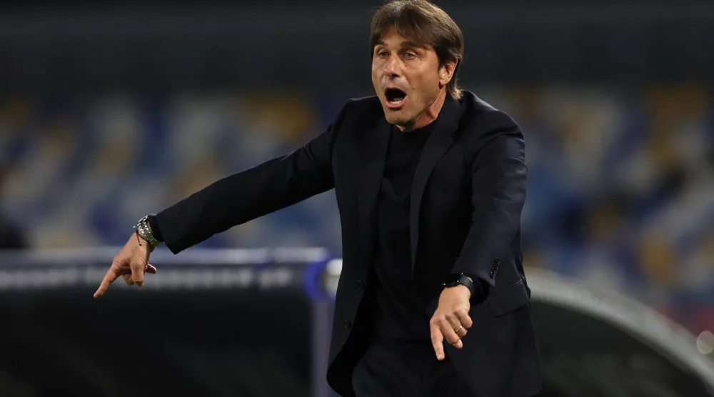 كونتي يوجه لاعبيه خلال المباراة (روترز)