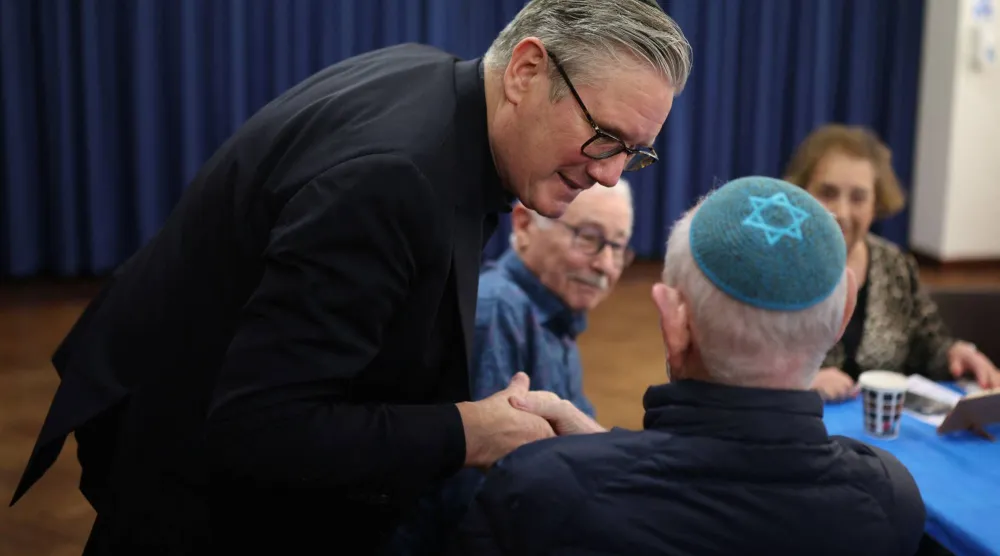 رئيس وزراء بريطانيا كير ستارمر خلال زيارته أمس لكنيس كينتون يونايتد في لندن (ا.ف.)