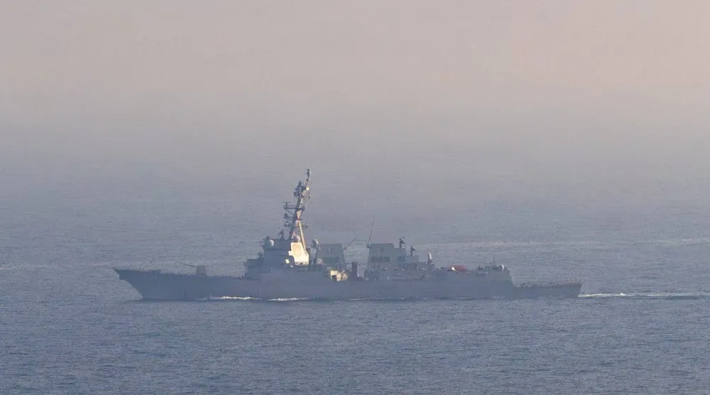 صورة نشرتها القيادة المركزية الأميركية أمس من مدمرة تبحر قرب مضيق هرمز