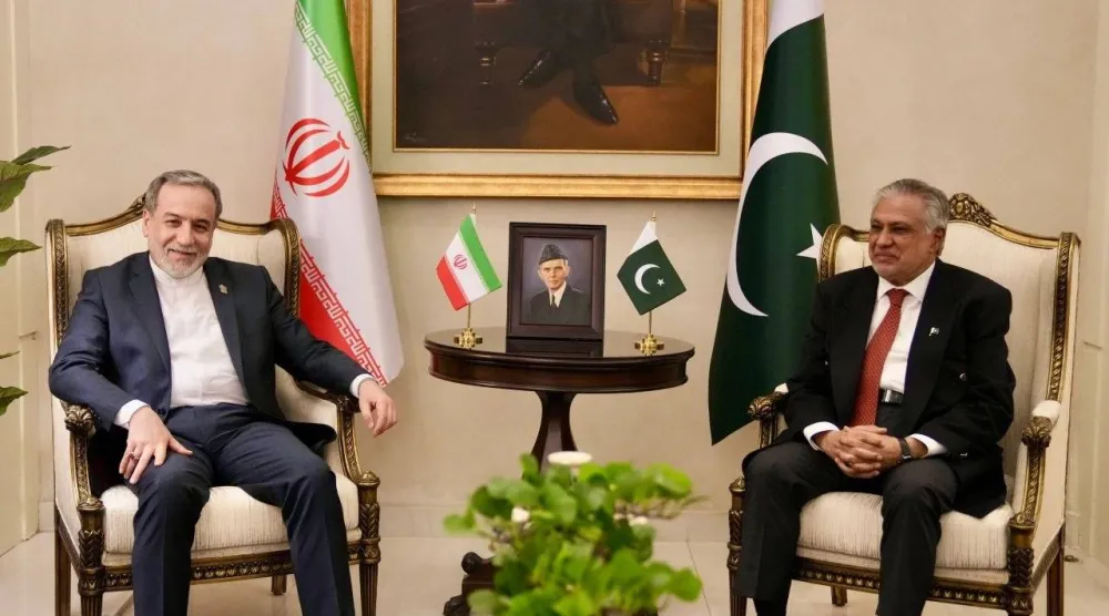 نائب رئيس الوزراء الباكستاني إسحاق دار يلتقي وزير الخارجية الإيراني عباس عراقجي بعد وصوله إلى إسلام آباد أمس (إ.ب.أ)
