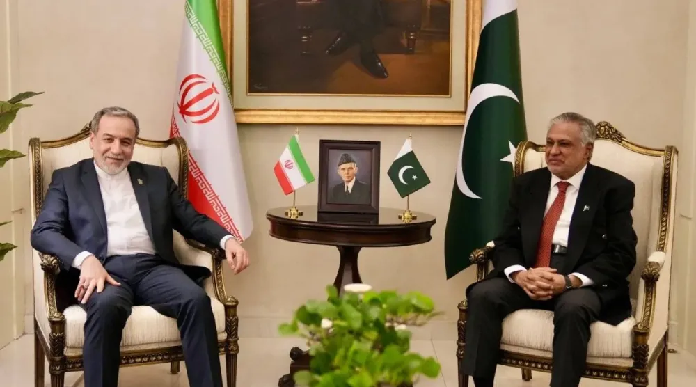 Pakistan Başbakan Yardımcısı İshak Dar, dün İslamabad'a gelişinin ardından İran Dışişleri Bakanı Abbas Arakçi ile görüştü (EPA)