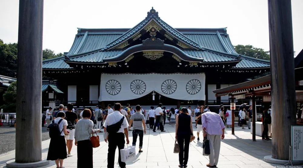 «ضريح ياسوكوني»... عقدة علاقات اليابان مع بعض جاراتها (رويترز)