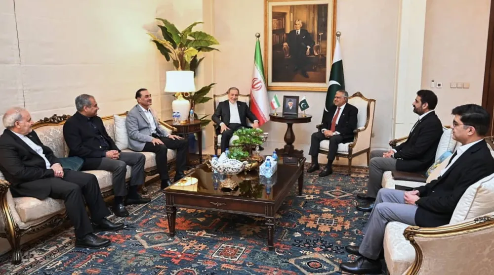 صورة نشرتها وزارة الخارجية الباكستانية لعراقجي وهو يلتقي دار ومنير لدى وصوله إلى قاعدة نور خان الجوية في روالبندي - باكستان (أ.ب)