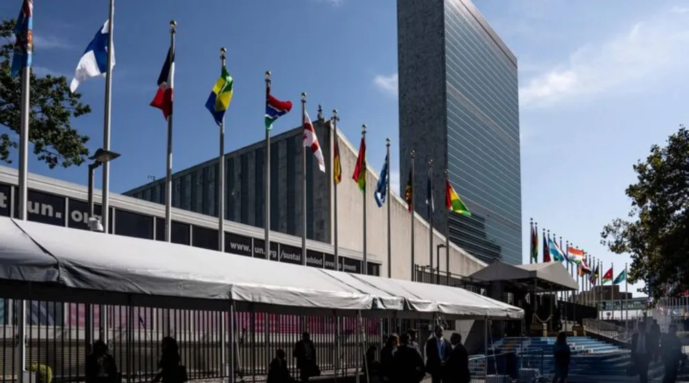 مقر الأمم المتحدة في نيويورك... أعلام ودول وخلافات لا تنتهي (رويترز)