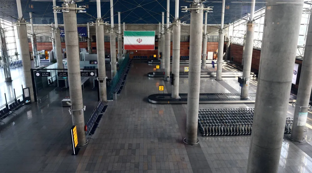 صورة عامة لصالة ركاب فارغة بعد استئناف الرحلات الجوية في مطار «الإمام الخميني» الدولي وسط وقف إطلاق النار بين الولايات المتحدة وإيران (رويترز)