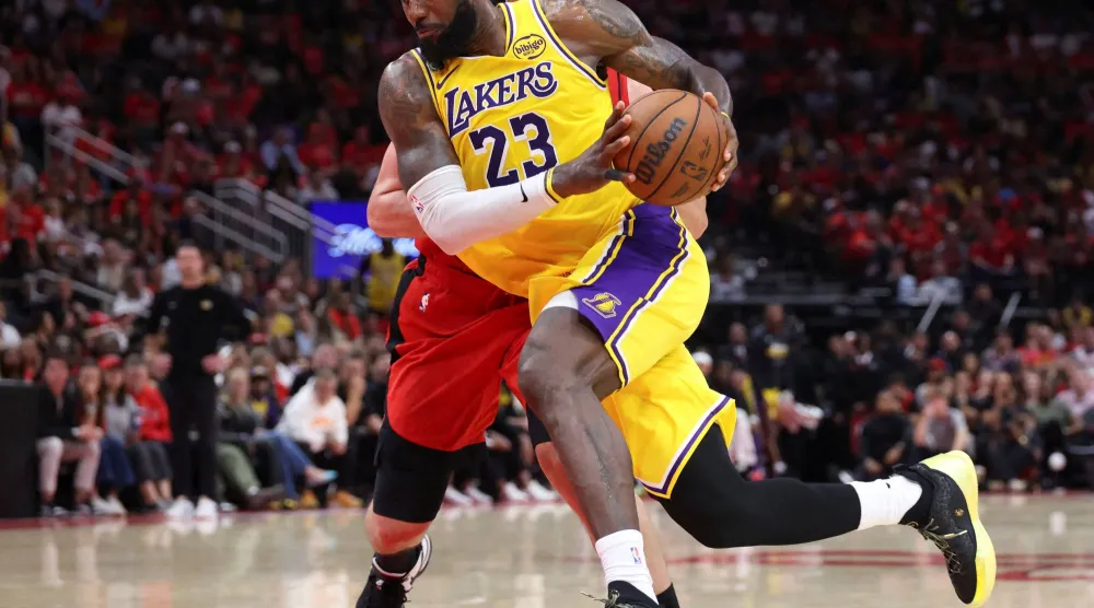 الأسطورة ليبرون جيمس قاد ليكرز للفوز على مضيّفه روكتس (رويترز)