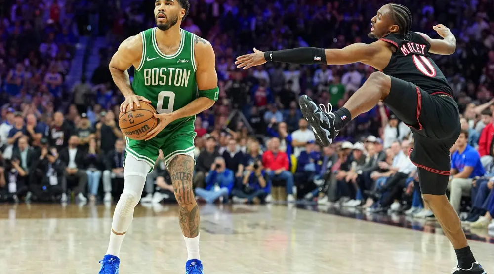 جايسون تايتوم تألق في فوز بوسطن على فيلادلفيا (أ.ف.ب)