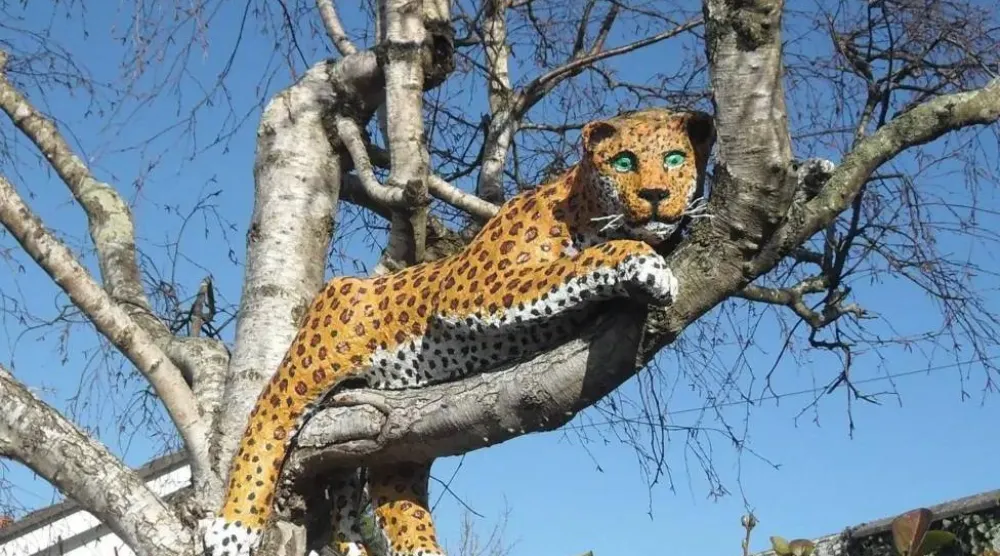 حيوان بين الأشجار ودهشةٌ تولد في عيون العابرين (النحّات البريطاني مالكولم كورلي)