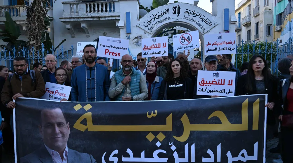 جانب من الوقفة الاحتجاجية المطالبة بإطلاق سراح الصحافي مراد الزغيدي (أ.ف.ب)