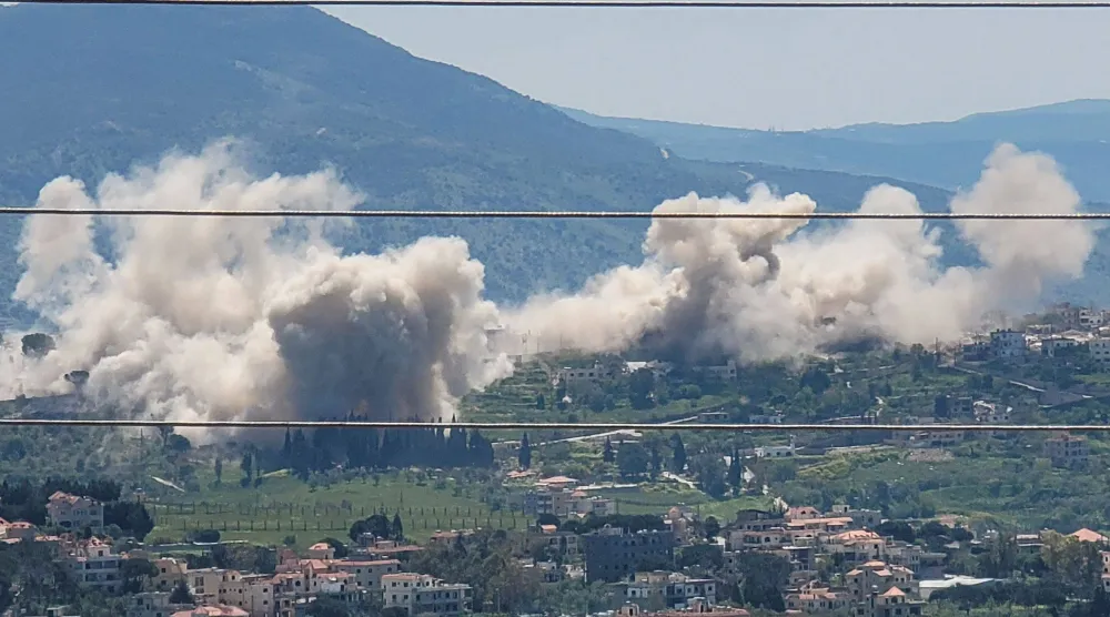 تصاعد الدخان من انفجارات في قرية الخيام جنوب لبنان (أ.ف.ب)