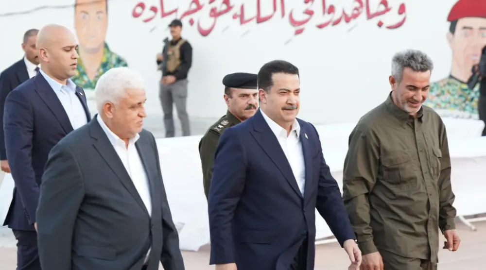Irak Başbakanı Muhammed Şiya es-Sudani, Halk Seferberlik Güçleri (Haşdi Şabi) lideri Falih el-Feyyad ile Genelkurmay Başkanı Ebu Fedek’in arasında yürüyor. (Hükümet medyası)