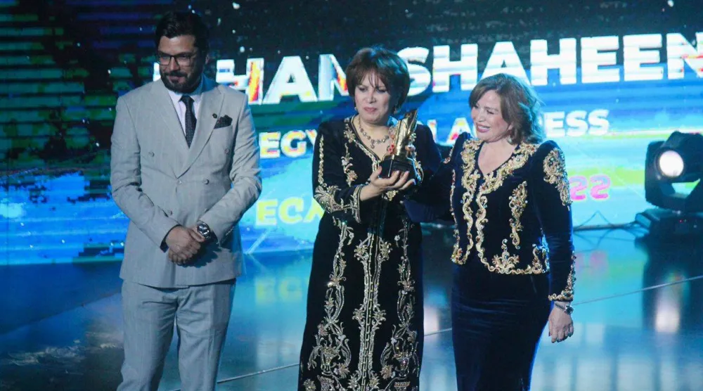 الفنانة إلهام شاهين تتسلم تكريمها في افتتاح مهرجان عنابة (إدارة المهرجان)