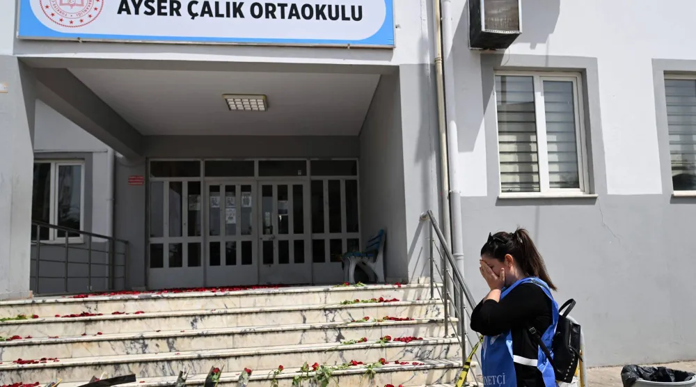 سيدة تبكي عند مدخل مدرسة إعدادية في مقاطعة كهرمان مرعش بجنوب تركيا بعد حادث إطلاق نار في وقت سابق هذا الشهر (أ.ف.ب)