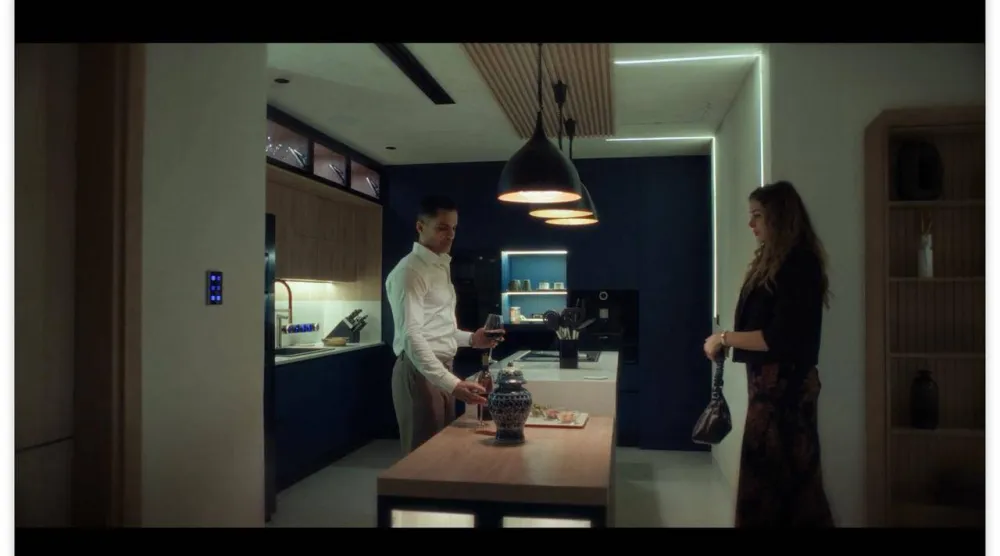 سامي الشيخ وعائشة بن أحمد في مشهد من المسلسل (الشركة المنتجة)