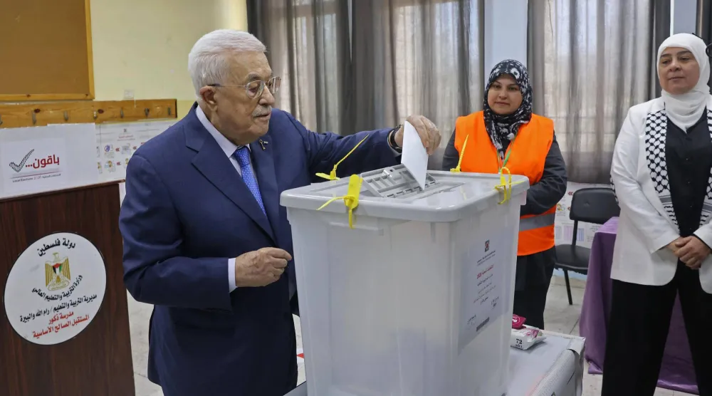 الرئيس عباس يدلي بصوته في الانتخابات المحلية الفلسطينية في رام الله السبت (الرئاسة الفلسطينية)