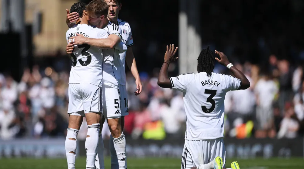 فرحة لاعبي فولهام بإسقاط أستون فيلا (رويترز)