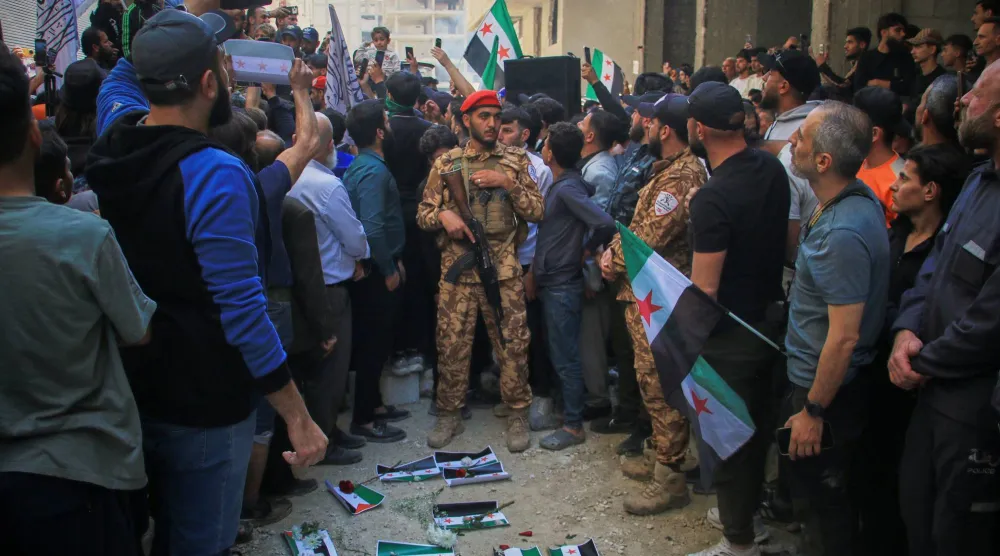 متظاهرون وأقارب ضحايا مجزرة التضامن يتجمّعون في دمشق للمطالبة بإعدام أمجد يوسف الضابط المرتبط بالمجزرة (أ.ب)