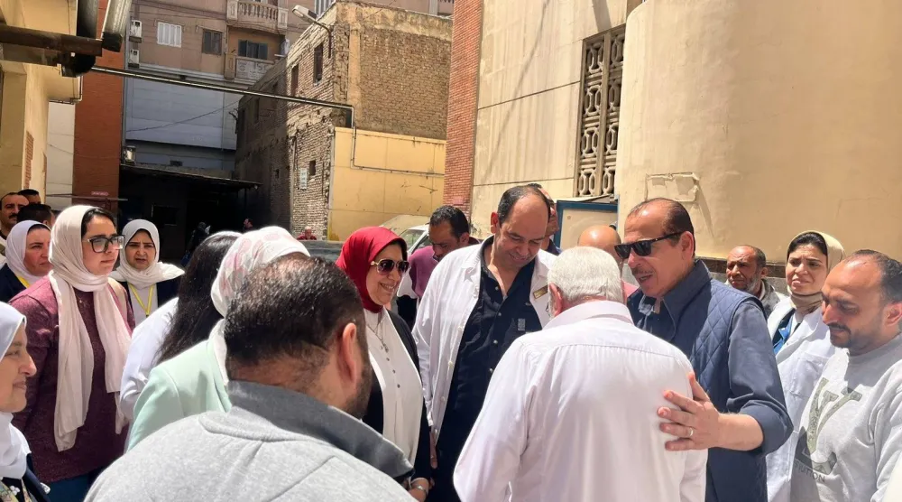 مسؤولون مصريون يتفقدون أحد المستشفيات بمحافظة الإسكندرية نهاية الأسبوع الماضي (وزارة الصحة المصرية)