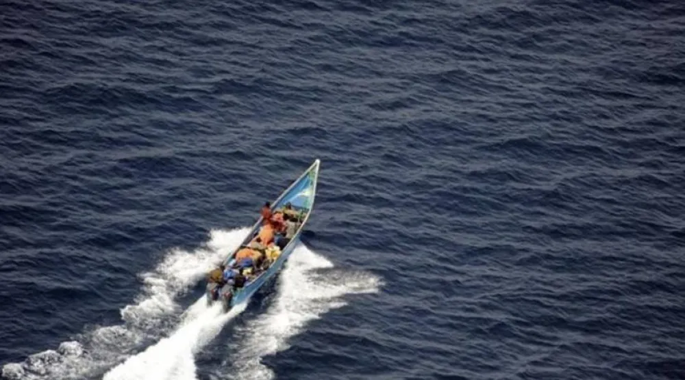 قراصنة يبحرون في خليج عدن قبالة سواحل الصومال (أرشيفية - رويترز)