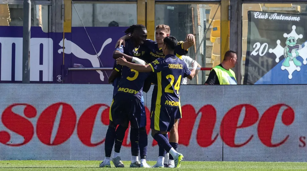 فرحة لاعبي بارما بالفوز على بيزا وضمان البقاء (إ.ب.أ)