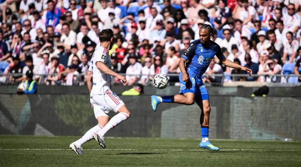 ليون هزم ضيفه أوكسير وتمسك بمركزه الثالث (أ.ف.ب)