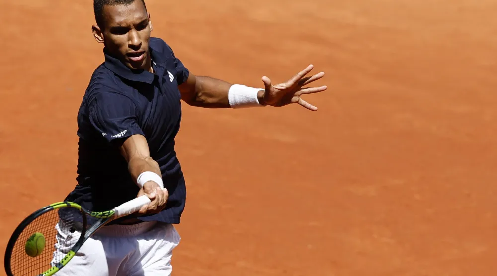 الكندي فيليكس أوجيه ألياسيم يتألق في مدريد (إ.ب.أ)