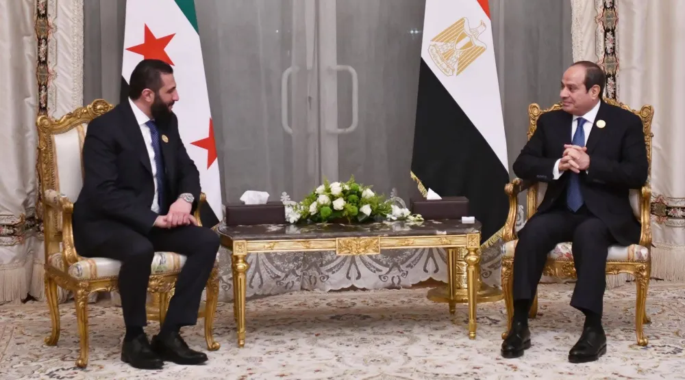 السيسي خلال لقاء الشرع على هامش القمة العربية بالقاهرة في مارس 2025 (الرئاسة المصرية)