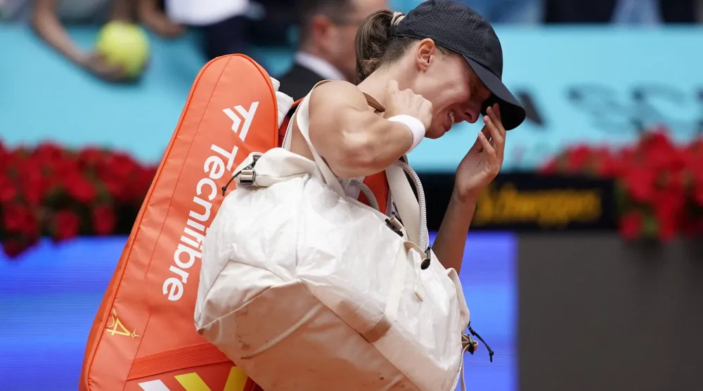 النجمة البولندية إيغا شفيونتيك انسحبت من مدريد للإصابة (رويترز)