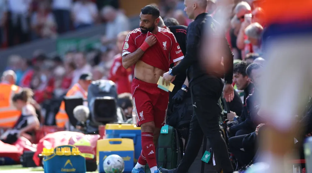 محمد صلاح غادر ملعب آنفيلد مصاباً بمواجهة كريستال (إ.ب.أ)