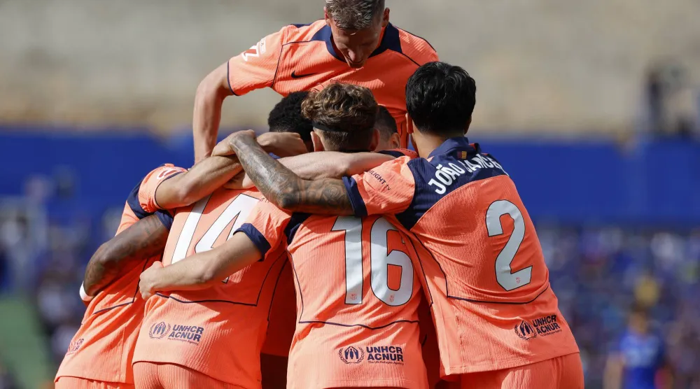 فرحة لاعبي برشلونة بالفوز الثمين على خيتافي (إ.ب.أ)