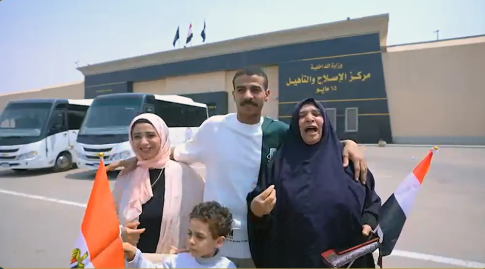 أحد السجناء المفرج عنهم السبت بين أسرته (وزارة الداخلية المصرية)