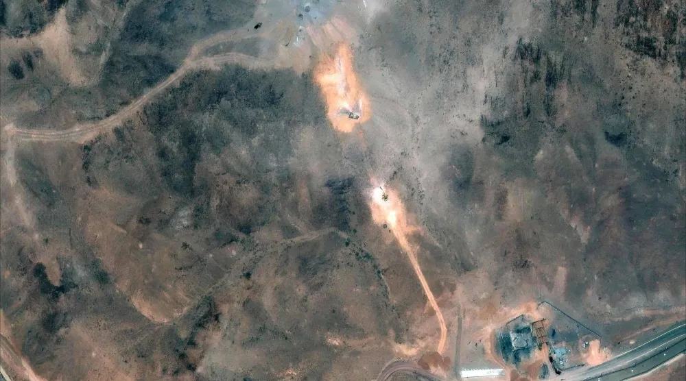 صورة قدمها قمر «ماكسار تكنولوجيز» بتاريخ 1 يوليو 2025 تظهر نشاطاً بالقرب من المبنى المحيط بالمجمع بالإضافة إلى الحفر التي أحدثتها الغارة الجوية الأميركية التي شنت في 22 يونيو على مجمع مصنع فوردو لتخصيب الوقود (أ.ف.ب - أرشيفية)