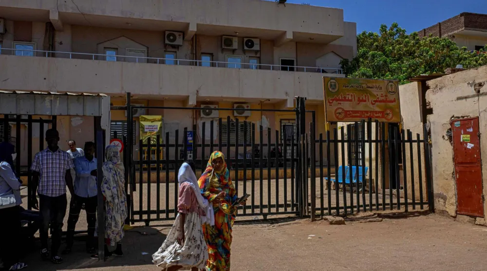 مستشفى الناو التعليمي في أم درمان وهو المرفق الصحي الرئيسي العامل في العاصمة (أ.ف.ب)