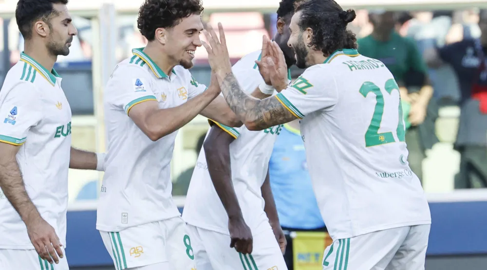 العيناوي يحتفل بهدفه مع روما (إ.ب.أ)